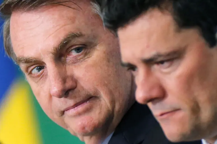 Bolsonaro e Moro: o presidente disse que avalia a recriação do Ministério da Segurança Pública, o que enfraqueceria a pasta de Moro (Adriano Machado/Reuters)