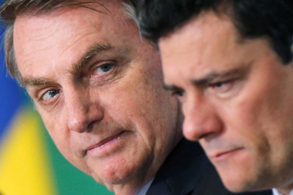 De volta ao Brasil, Bolsonaro precisará encarar crise com Moro