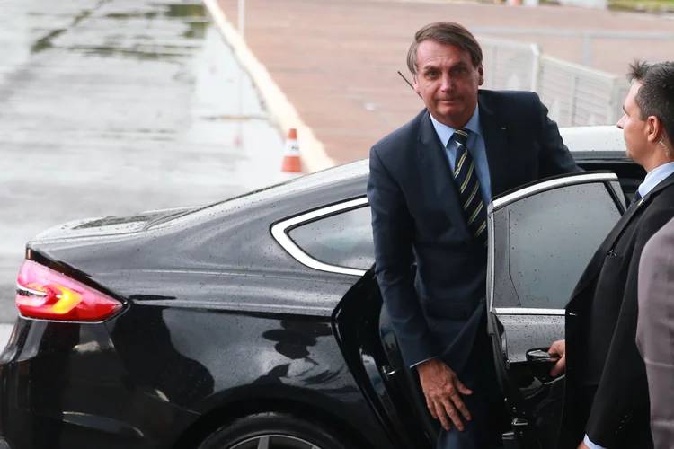 Presidente Jair Bolsonaro posa para fotos com populares na entrada do Palácio da Alvorada (Agência Brasil/Agência Brasil)