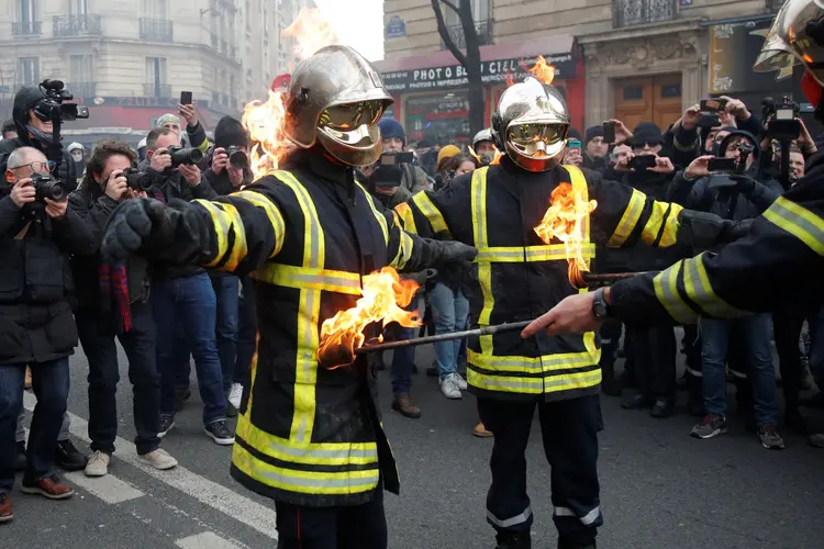 Protestos em Paris:  entre as reivindicações de bombeiros está a manutenção da idade da aposentadoria, estabelecida aos 57 anos (Charles Platiau/Reuters)