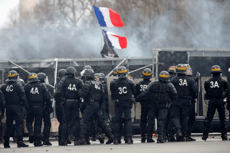 Bombeiros: estatísticas oficiais apontam que há hoje pelo menos 248 mil na França (Charles Platiau/Reuters)