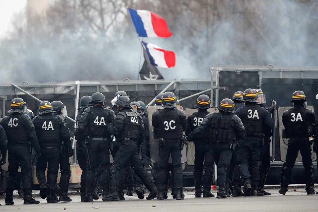 Bombeiros enfrentam a polícia durante manifestação em Paris