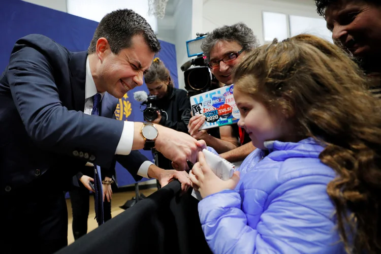 BUTTIGIEG: para o democrata, deve haver um limite de renda para a concessão de bolsas universitárias  / REUTERS/Brian Snyder