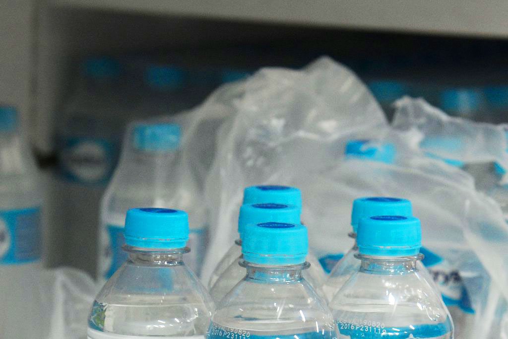 Mercados começam a limitar compra de garrafas de água por consumidor no RJ