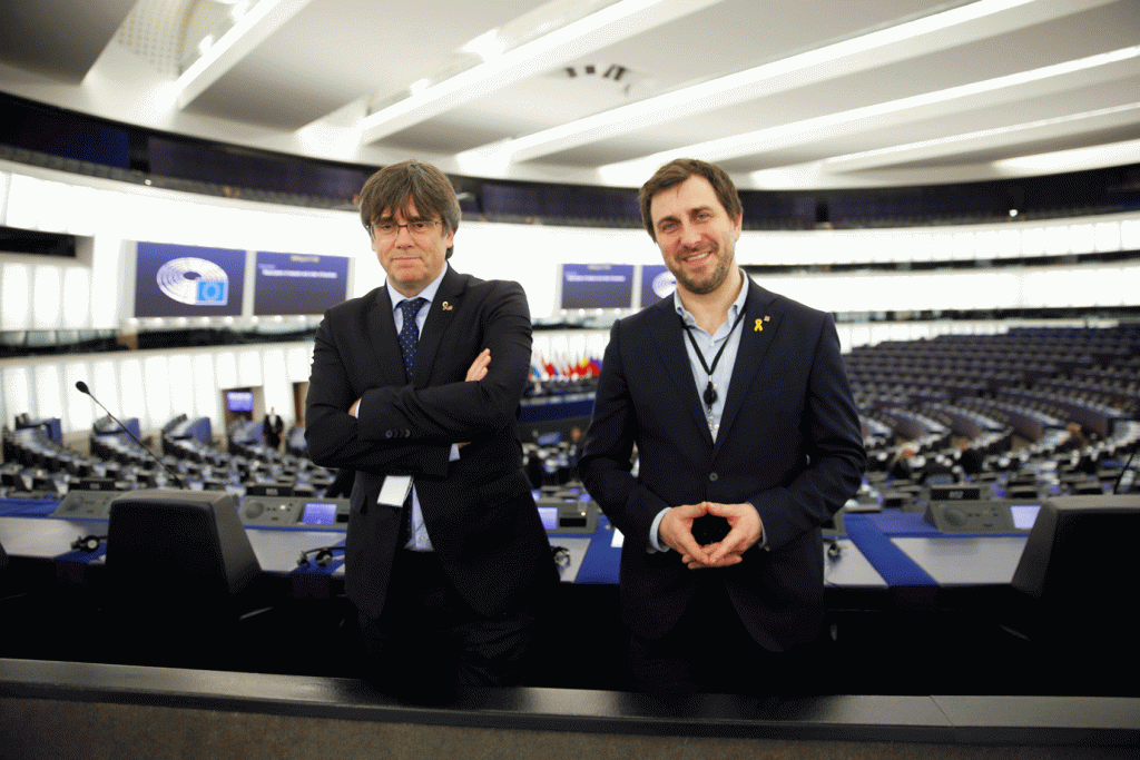 Separatistas catalães tomam posse no Parlamento Europeu