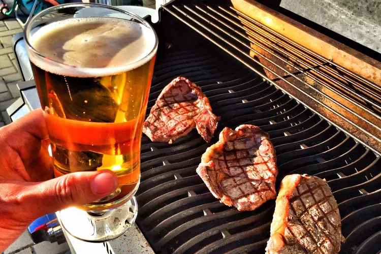 Churrasco: o desconto na cerveja da Skol será aplicado de acordo com a alta do preço da carne (Roberto Nochebuena / EyeEm/Getty Images)