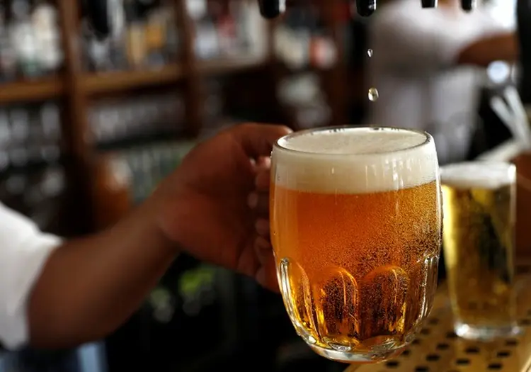 Cerveja: ministro da Economia mencionou cigarros, álcool e açúcar como potenciais alvos de novo tributo (Peter Nicholls/Reuters)