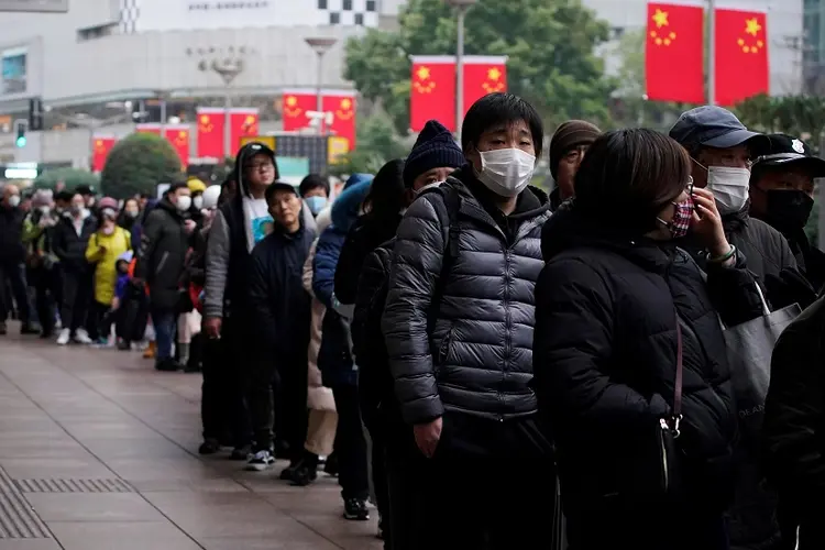 Fila de farmácia em Xangai: número de mortos já chegou a 81 na China (Aly Song/Reuters)