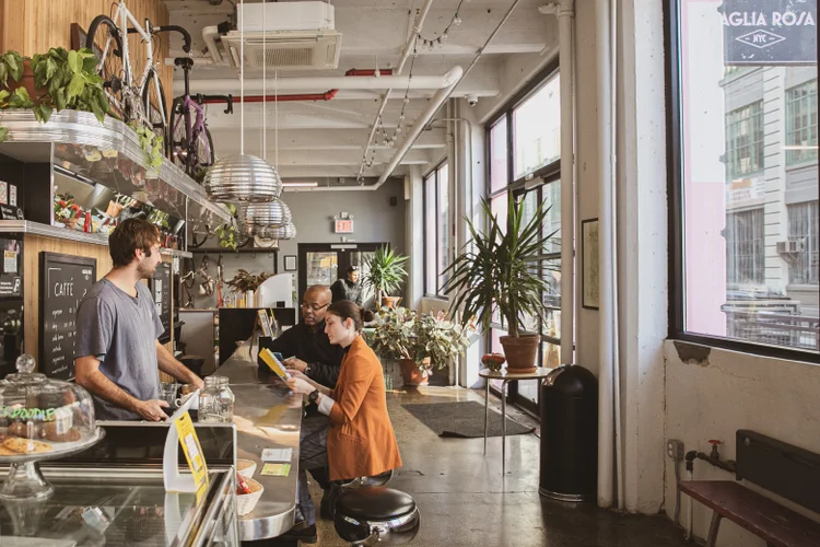 Maglia Rosa, em Nova York: bicicletas e café (Jeenah Moon/Divulgação)