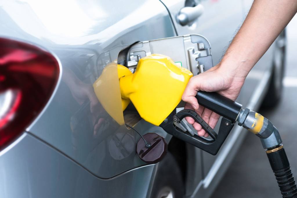 Gasolina: Mas na média nacional o valor médio do litro vendido nos postos do Brasil passou de R$ 6, 664 (Getty Images/Busakorn Pongparnit)