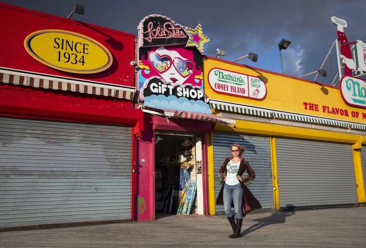 Dianna Carlin, dona do Lola Star: futuro de Coney Island entre aluguéis e reformas (Calla Kessler/The New York Times)