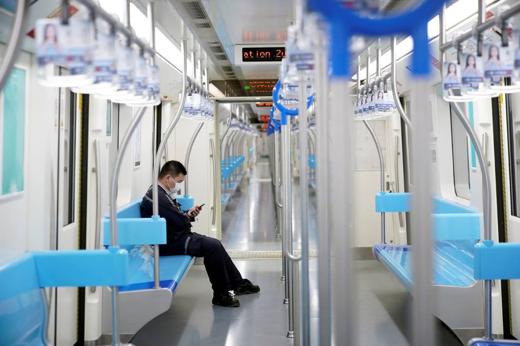 Transporte público em Pequim, China: epidemia de coronavírus transformou megacidades do país em cidades fantasmas (Aly Song/File Photo/Reuters)