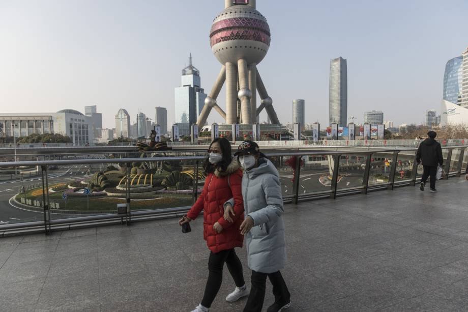 Pessoas caminham pelo centro financeiro de Xangai, na China