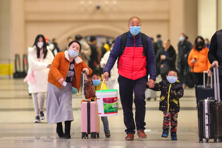 População em Wuhan: série de ações para conter o surto devem afetar o crescimento econômico do país (Barcroft Media / Colaborador/Getty Images)