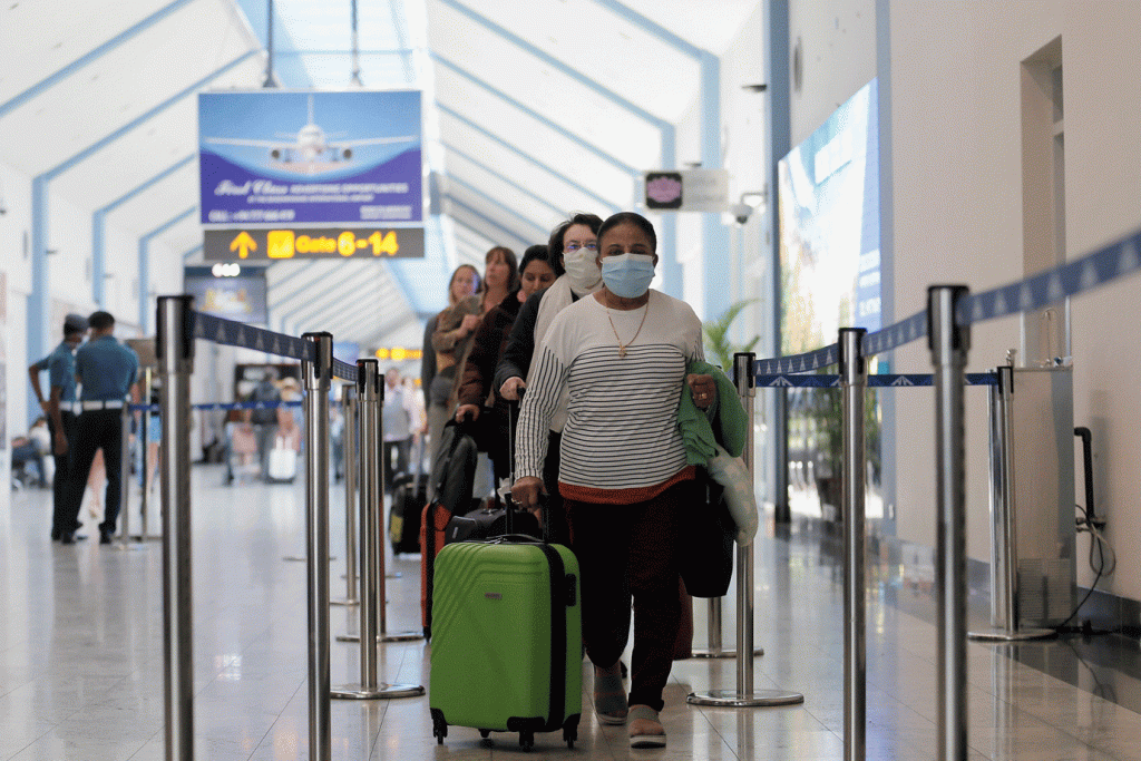 Pessoas usam máscaras em aeroporto: aéreas permitem adiar viagens para a China e a Itália até junho (Dinuka Liyanawatte/Reuters)