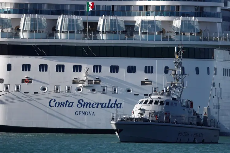 Itália: seis mil passageiros fora isolados em cruzeiro por suspeita de coronavírus a bordo  (Guglielmo Mangiapane/Reuters)