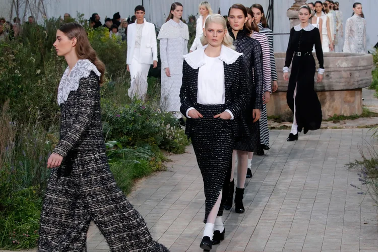 Desfile Chanel: a coleção primavera-verão da Chanel é praticamente toda em branco e preto, com vestidos de "tweed" na abertura do desfile, combinados com botinas ou sapatos que lembram meia brancas (Charles Platiau/Reuters)