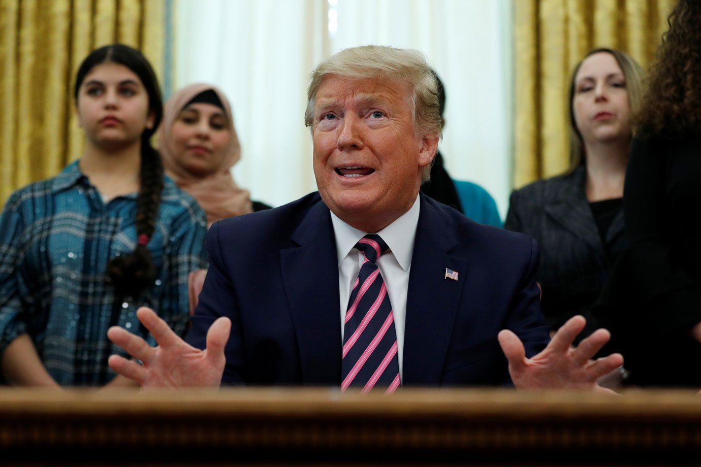 Trump será defendido por promotores que investigaram Bill Clinton