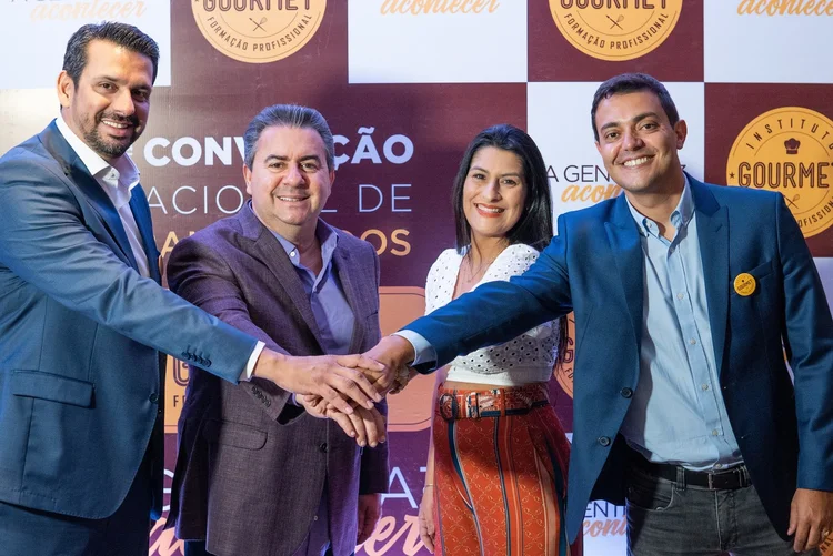 Glaucio Athayde, José Carlos Semenzato, Lucilaine Lima e Robson Fejoli, sócios do Instituto Gourmet: rede de escolas de culinária faturou 40 milhões de reais em 2019 (SMZTO/Divulgação)