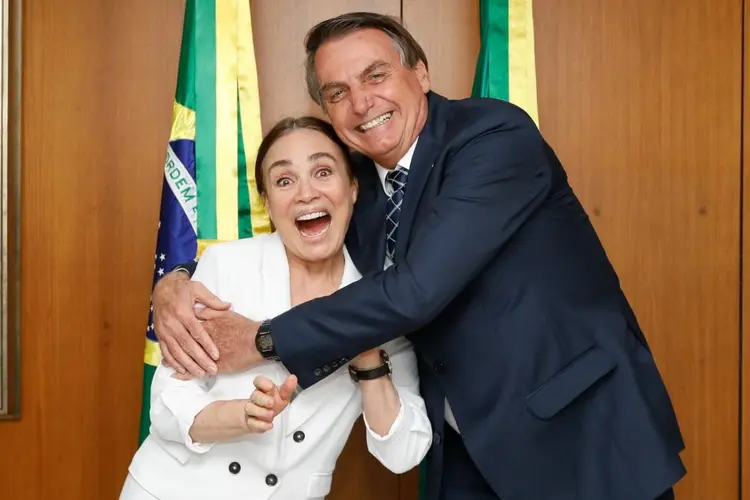 Regina Duarte e Jair Bolsonaro: atriz ainda não deu uma resposta definitiva sobre se aceita ou não o convite de Bolsonaro (Palácio do Planalto/Divulgação)