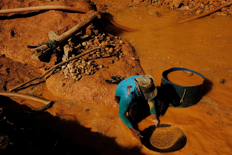 Garimpeiro em área desmatada perto de Crepurizão, no município de Itaituba, no estado do Pará (Nacho Doce/Reuters)