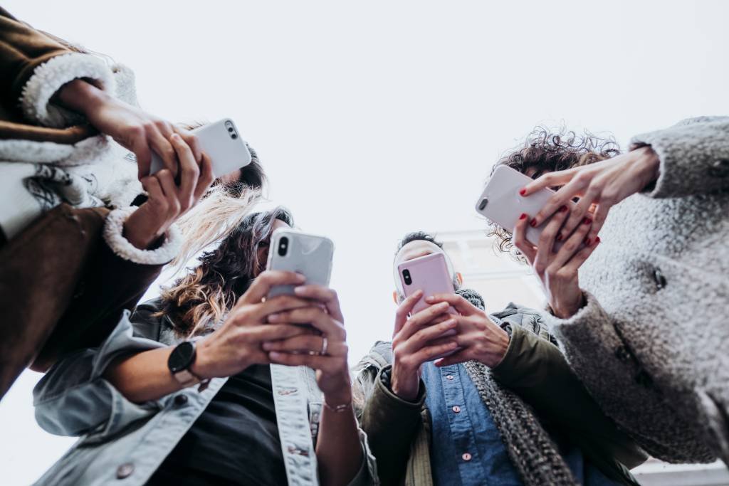 Tem muita gente que opta por ver as coisas através de sua telinha particular (KARRASTOCK/Getty Images)