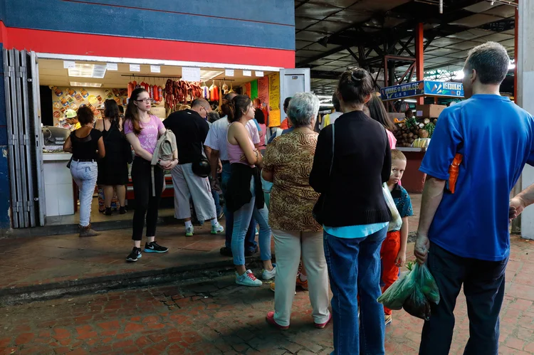 Fila em mercado de Caracas, Venezuela. Março de 2019: Produtos importados como maçãs, picles, nozes, bacalhau e vinhos têm chegado às lojas graças às isenções fiscais em vigor desde agosto de 2018 (Valery Sharifulin\TASS/Getty Images)