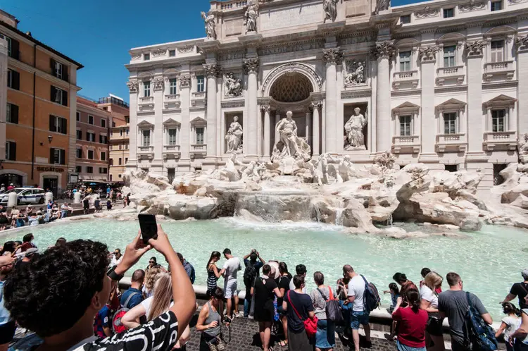 Fontana di Trevi: de acordo com prefeitura de Roma, presença dos ambulantes não eram compatíveis com a organização da cidade (NurPhoto / Colaborador/Getty Images)