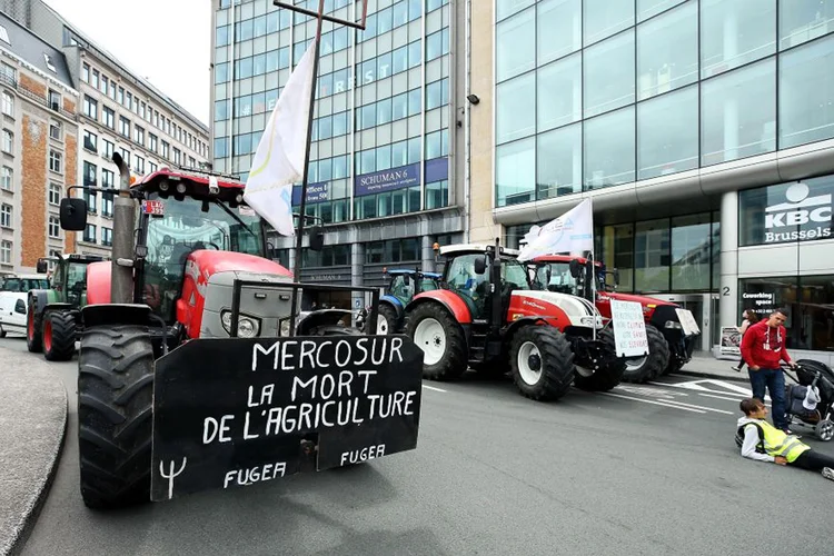 Agricultores protestam contra acordo entre UE e Mercosul, em Bruxelas: país da América do Sul oferecem preços mais competitivos (Dursun Aydemir/Anadolu Agency/Getty Images)