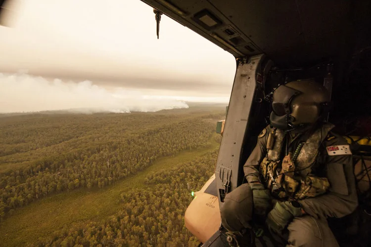 Austrália: Forças armadas australianas observam fogo se aproximar de Cann River, em Gippsland Victoria (Photo by Private Michael Currie / Australian Department of Defence/Getty Images)