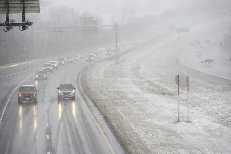 Neve e trânsito em Maryland, nos Estados Unidos em 7 de janeiro de 2020 (Katherine Frey/The Washington Post/Getty Images)