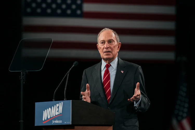 Michael Bloomberg: candidato á presidência dos Estados Unidos defende a retirada de cortes de impostos introduzidos por Trump para norte-americanos ricos (Scott Heins/Getty Images)