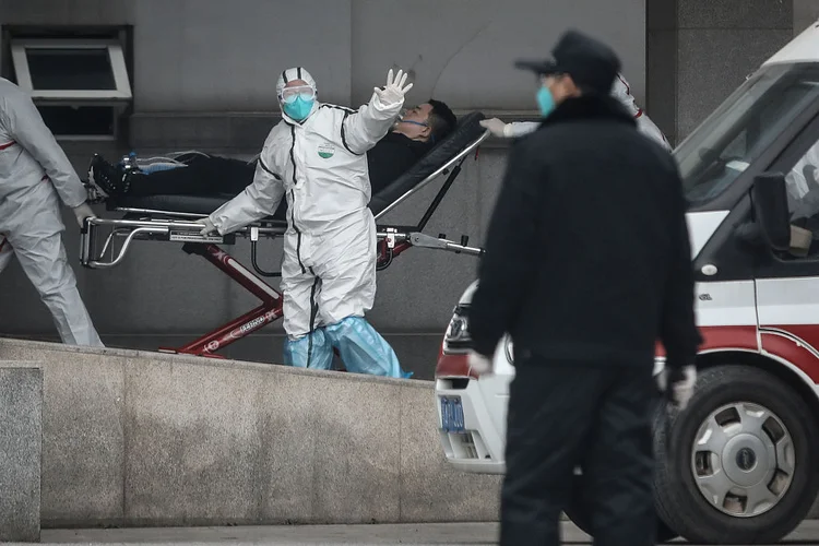 Epidemia: médicos chineses cuidam de pacientes que podem ter sido infectados (Freelancer/Getty Images)