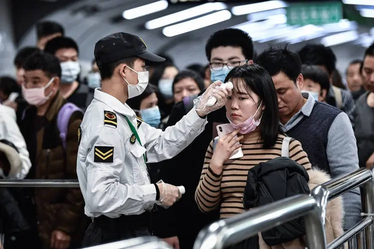Máscaras: empresas enviaram produtos médicos para auxiliar equipes chinesas (Stringer/Anadolu Agency/Getty Images)