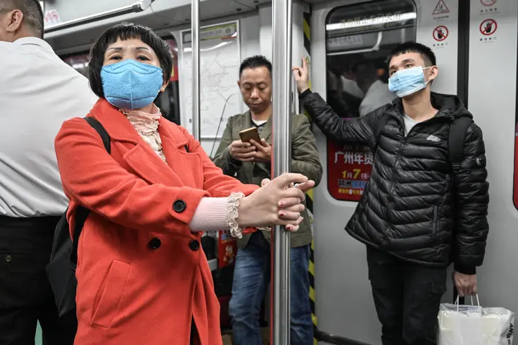 População em Wuhan: cidade chinesa foi onde o primeiro caso do novo coronavírus foi identificado (Stringer/Anadolu Agency/Getty Images)