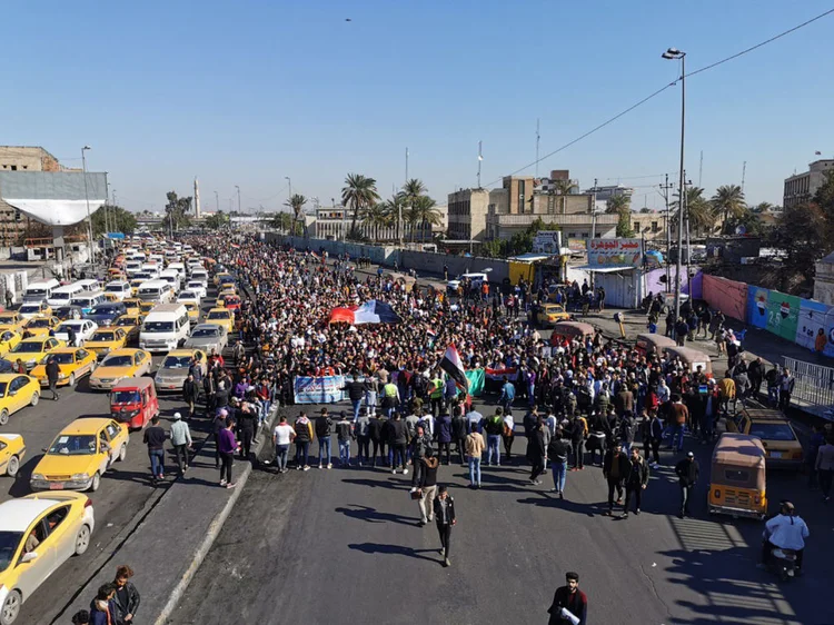 Em Bagdá, manifestantes protestam contra governo iraquiano neste domingo (26) (Murtadha Al-Sudani/Getty Images)