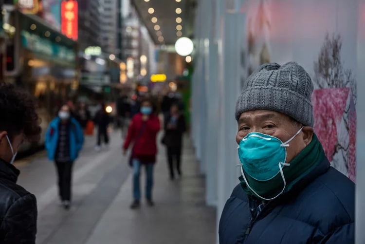 Hong Kong: Homem usa máscara para se prevenir de infecção (Miguel Candela/SOPA Images/LightRocket/Getty Images)