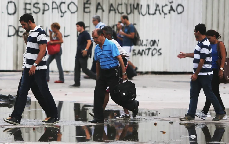 Trabalhadores no centro do Rio: contingente de pessoas com carteira assinada teve um acréscimo de 883 mil pessoas nos últimos três meses do ano (Mario Tama/Getty Images)