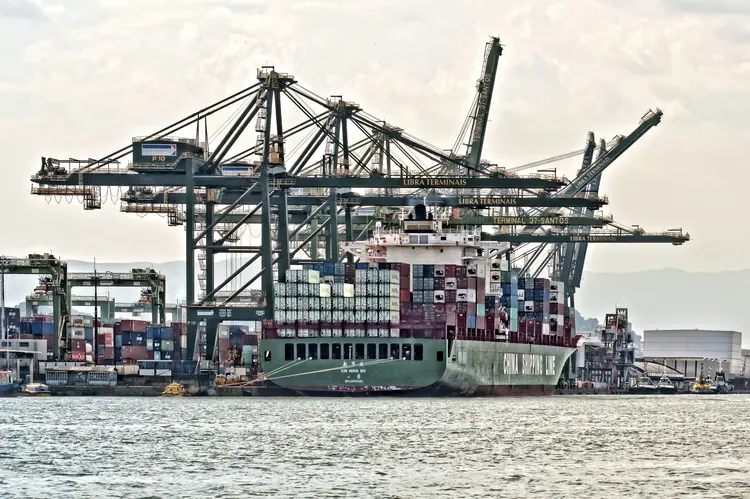 Navio cargueiro brasileiro saindo do porto de Santos (Rebeca Mello / Colaborador/Getty Images)