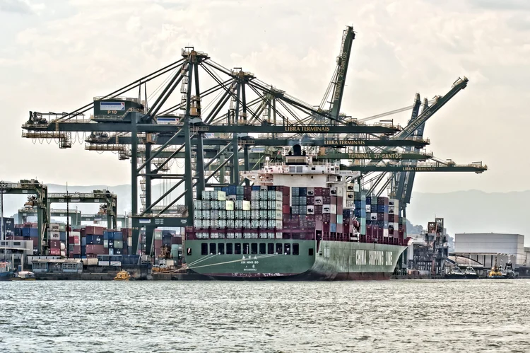 Navio cargueiro brasileiro saindo do porto de Santos: em 2001, participação chinesa nas exportações era de 1,9% (Rebeca Mello / Colaborador/Getty Images)