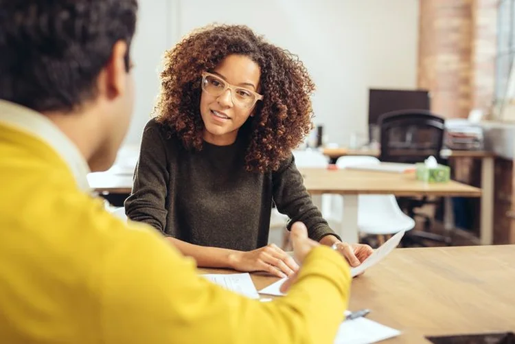 Conversar com os recrutadores de forma autêntica ajuda na hora de avançar nas entrevistas. (Weekend Images Inc./Getty Images)