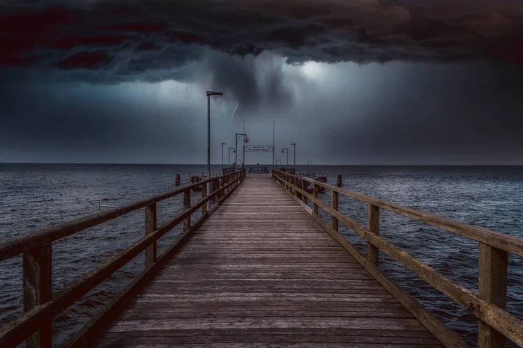 Tempestade à vista: momento pelo qual o mundo passa é mais propício para uma crise global, diz a Eurasia (Jules Kulcsar / EyeEm/Getty Images)