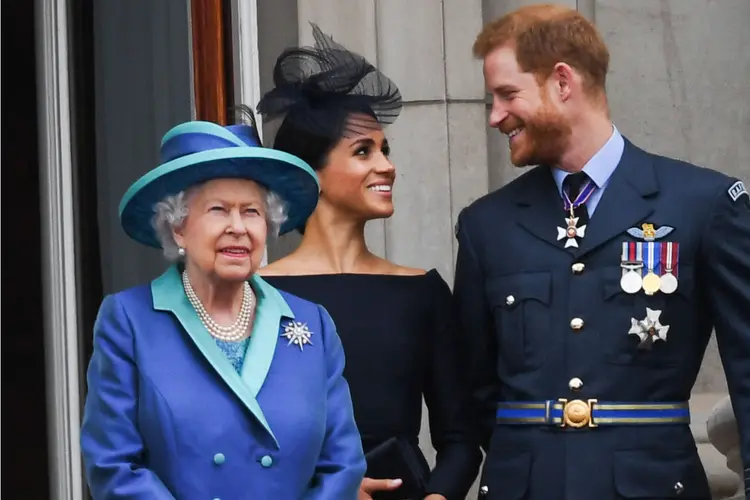 Rainha Elizabeth II ao lado de Harry e Meghan (Anwar Hussein/WireImage/Getty Images)