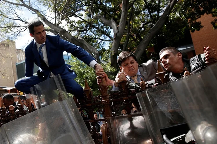 Guaidó tenta entrar no Parlamento: bloqueio de tropas do governo impediu a entrada de oposicionistas (Manaure Quintero/Reuters)