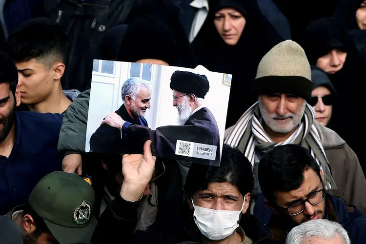 Iranianos: população protesta após ataque dos EUA que matou general (Nazanin Tabatabaee/Reuters)