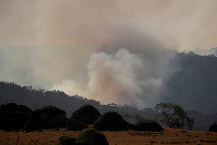 Incêndios na Austrália: o Centro de Meteorologia prevê até 50 milímetros de chuva na próxima semana, um alívio após uma seca prolongada (Tracey Nearmy/Reuters)