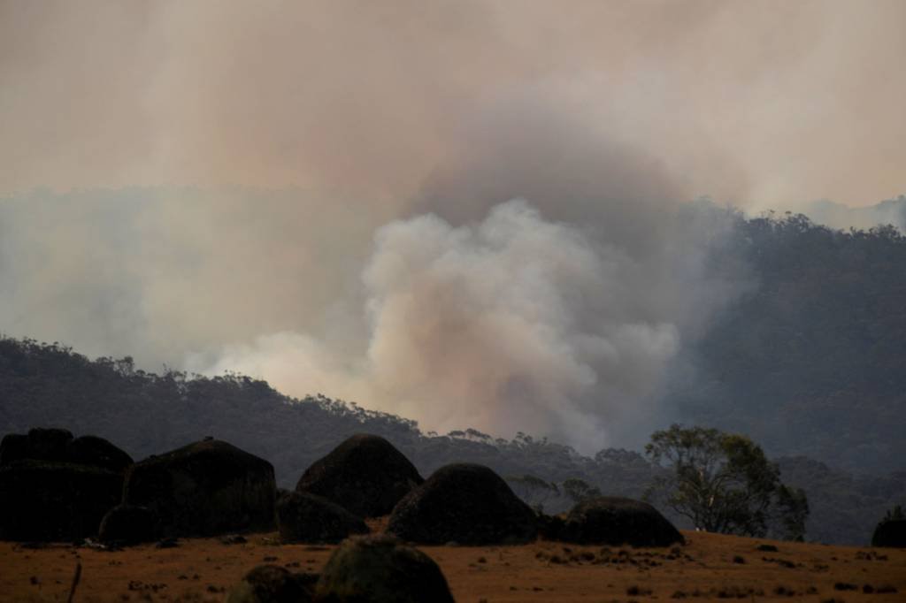 Bombeiros controlam megaincêndio na Austrália