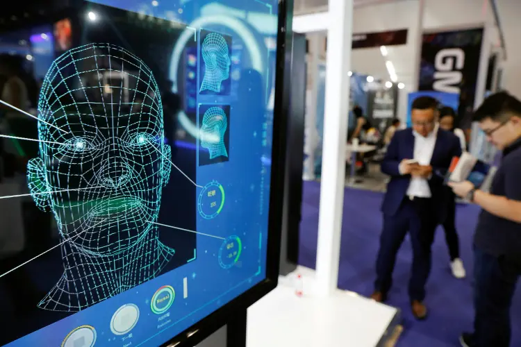 Reconhecimento facial em feira na China: pesquisadores da McAfee usaram imagens modificadas para enganar sistema de reconhecimento facial (Damir Sagolj/Reuters)