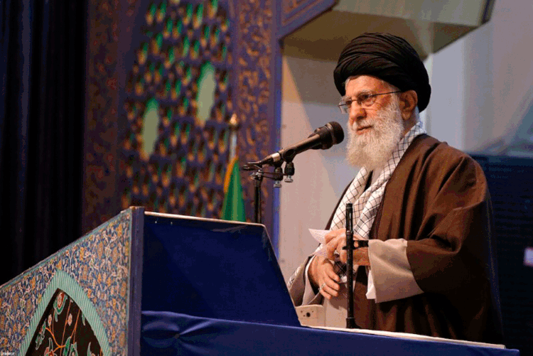 Irã: Esta foi a primeira vez, desde 2012, que Ali Khamenei dirigiu a grande oração muçulmana semanal (Official Khamenei website/Reuters)