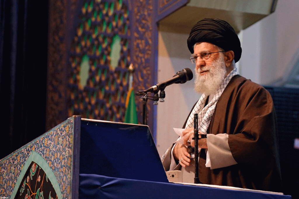 Líder supremo do Irã critica protestos contra governo após acidente aéreo